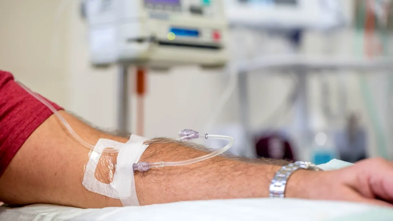 S-a prezentat la spital cu o rană pe care a tratat-o singur, dar a fost prea târziu. Pacientul se infectase cu o BACTERIE CARNIVORĂ