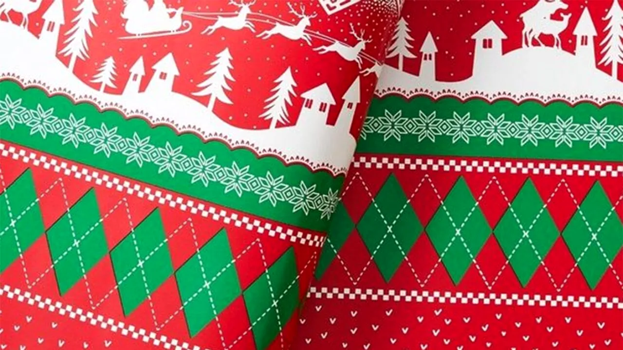 Nicole a cumpărat hârtie de împachetat cadouri. Când a ajuns acasă, a crezut că nu vede bine. Ipostaza rușinoasă în care apar renii lui Moș Crăciun