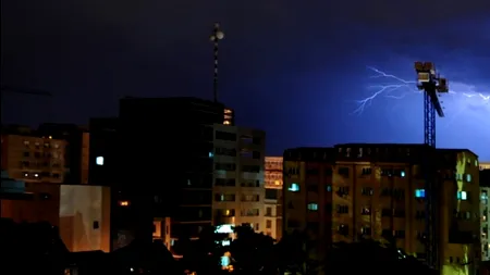 Se întoarce VREMEA RECE. ANM a emis avertizare de PLOI, VIJELIE și descărcări electrice