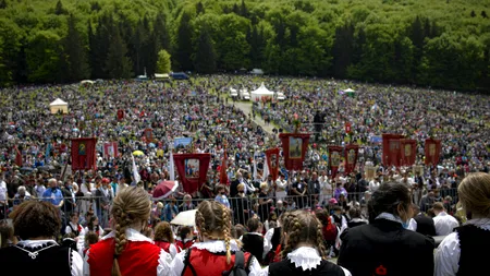 Procesiune catolică de Rusalii. Circa 300.000 de pelerini sunt așteptați la Șumuleu Ciuc. Președintele Ungariei se află printre cei prezenți