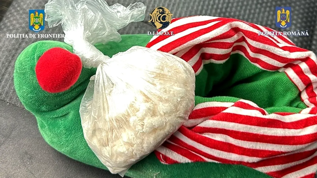 Un tânăr de 19 ani a ascuns aproape 300 de grame de DROGURI într-o pereche de papuci de elf / Ce s-a întâmplat când a fost prins la vamă