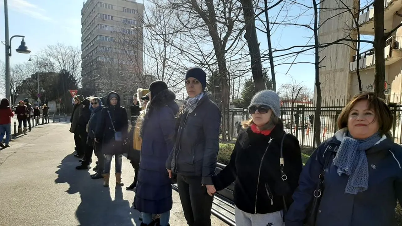„Până când ne vor mai trata ca pe niște animale la turmă”. Lanț uman în fața Spitalului Județean Constanța, după decesul unei femei lăsate pe hol - FOTO