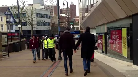 Cum reacționează britanicii atunci când văd doi bărbați ținându-se de mână