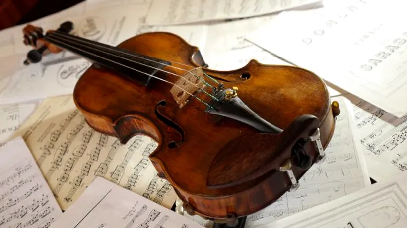 O vioară în valoare de 100.000 de euro, găsită de o femeie lângă un tomberon din Paris