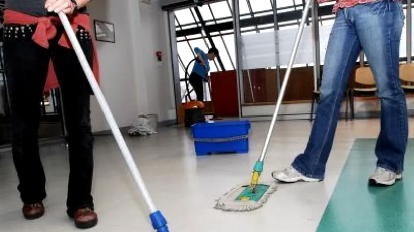 Patru români, EXPLOATAȚI de o firmă de curățenie din Danemarca. Am ajuns în stradă cu copiii și cu bagajele
