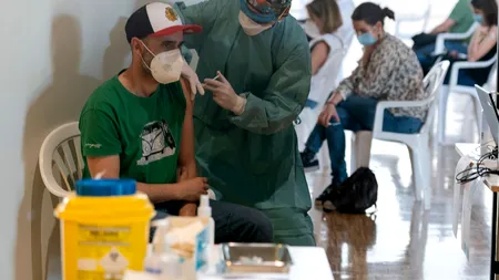 Bărbații tineri, influențați de mame în privința vaccinării anti-COVID. Ce arată datele surprinzătoare ale unui studiu (EXCLUSIV)