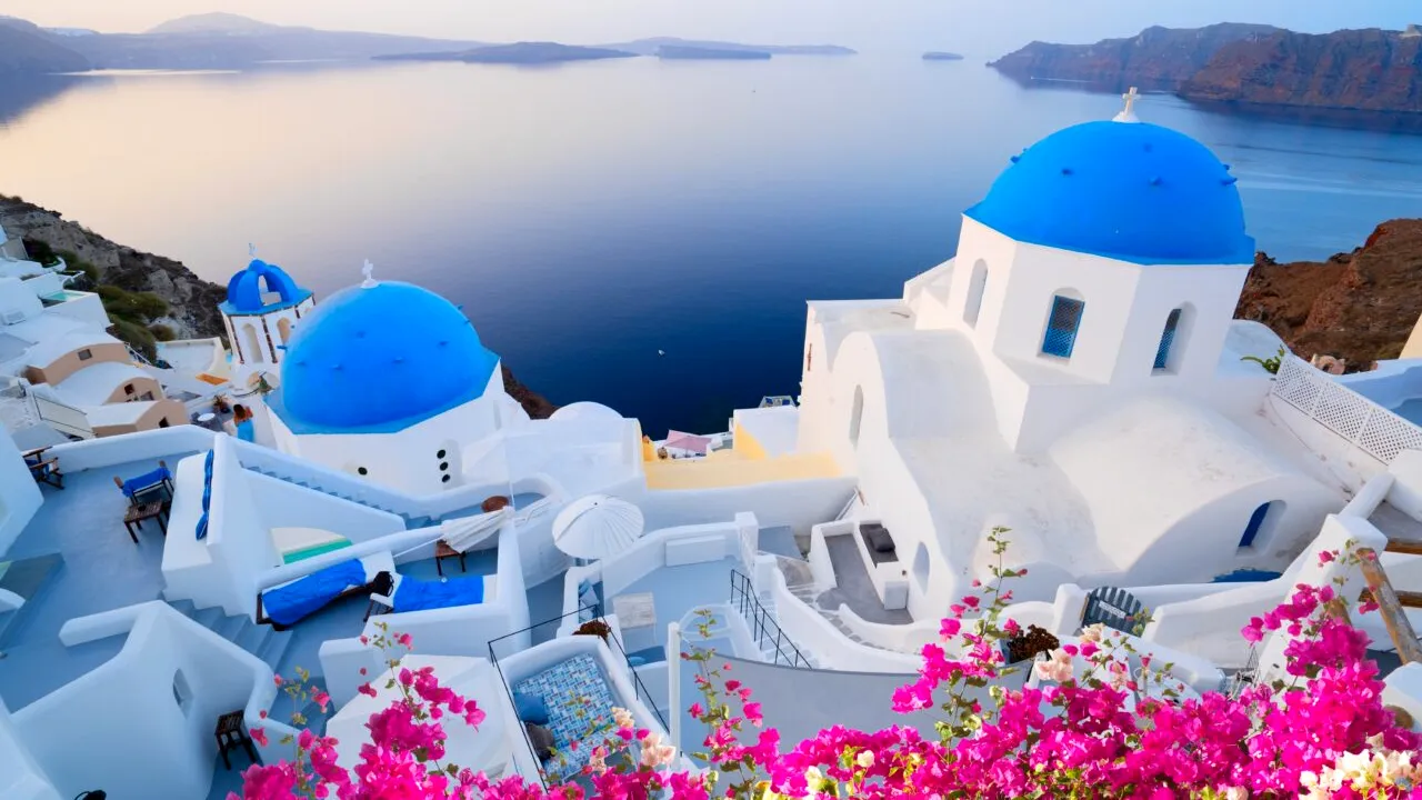 Grecia introduce o nouă TAXĂ care îi va afecta pe turiști. Când intră în vigoare și ce valoare va avea