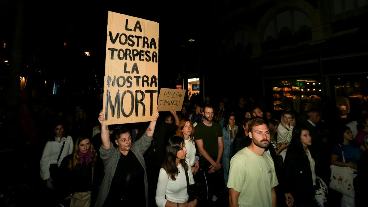 PROTESTE masive în Spania, în urma inundațiilor devastatoare. Mii de oameni au ieșit în stradă: 