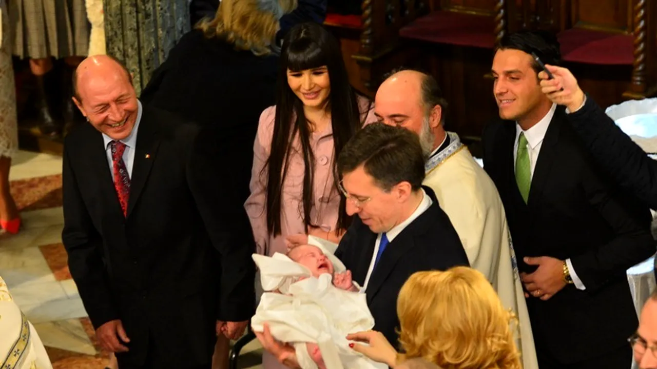Elena Băsescu și-a îmbrăcat fetița în costum popular cu ocazia zilei de 1 Decembrie