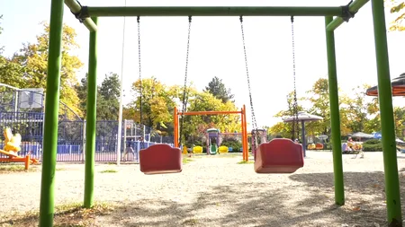 O fetiță de 11 ani s-a ELECTROCUTAT după ce a atins un stâlp de iluminat, în timp ce se juca într-un parc din Sectorul 6