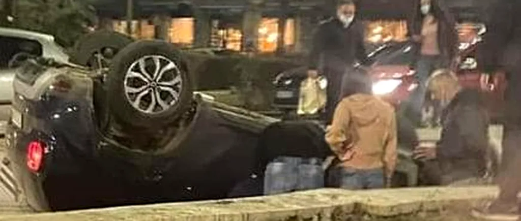 Mașină răsturnată în Capitală, într-o fântână arteziană din Piața Unirii. E a treia, în mai puțin de o săptâmână! Pilotul Sorin Ene știe ce i-a păcălit pe șoferi (VIDEO)