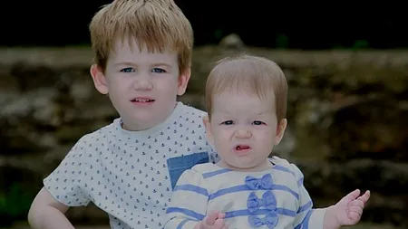 Sunt gemeni, deși s-au născut la trei ani distanță. „Nimeni nu crede că au fost concepuți în același timp