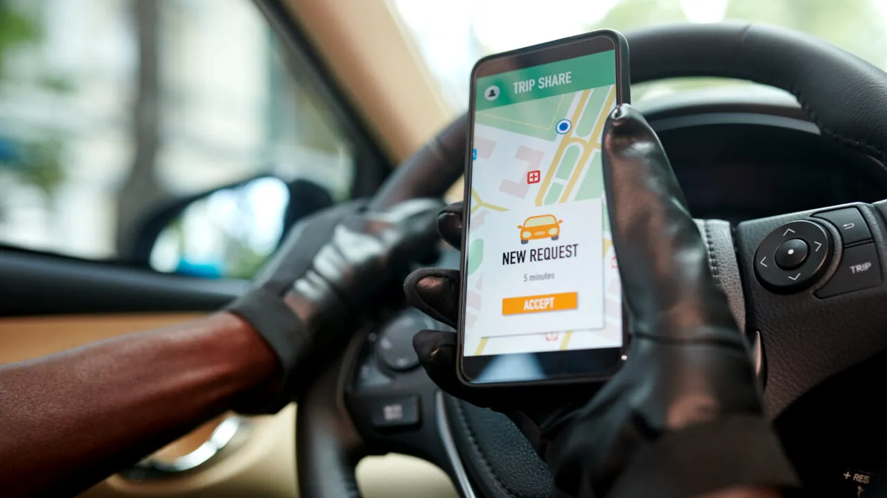 Proiectul de lege care dă peste cap firmele de transport alternativ, Uber și Bolt. Scopul este reducerea evaziunii fiscale