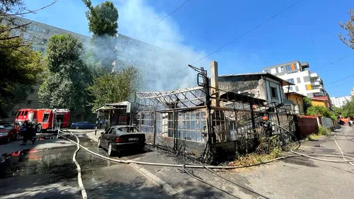 Incendiu la terasa unui restaurant din sectorul 3. Pompierii intervin cu șapte autospeciale de stingere (VIDEO)