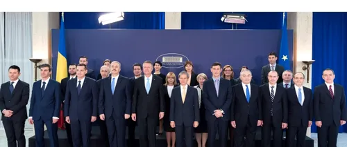 De ce au fost așezate femeile-ministru în spatele bărbaților în poza de grup a guvernului. Explicația premierului