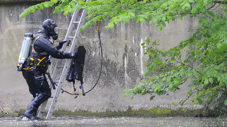 Scafandrii de la ISU caută doi tineri care s-au aruncat în lacul Grivița din Capitală. Tinerii erau urmăriți de un bărbat care i-a surprins în curtea lui și încercau să scape de el