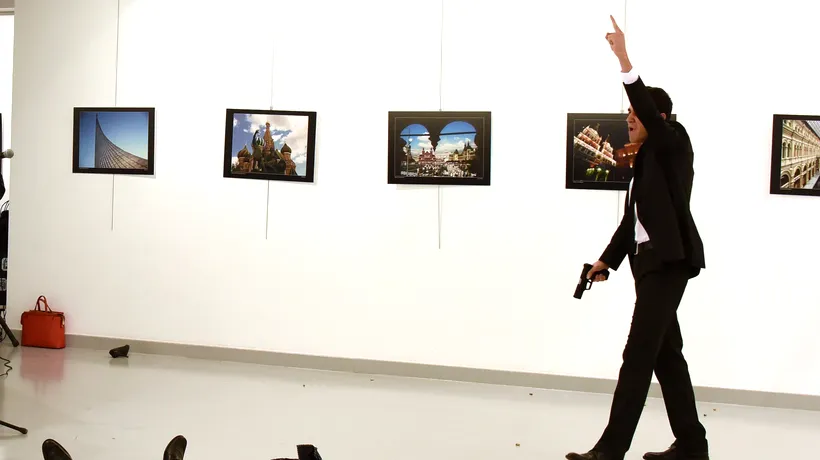 Mărturia fotografului care a surprins momentul asasinării ambasadorului Rusiei la Ankara. „Mi-a luat câteva secunde să realizez. O viață a dispărut chiar în fața ochilor mei