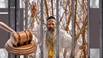 Culisele arestării Stegarului Dac, după ce și-a tăiat brățara electronică, s-a urcat pe clădiri, a AMENINȚAT, lovit și scuipat jandarmi.„Te plesnesc!”