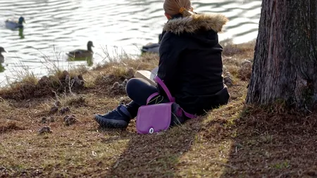 O femeie din Bacău și-a uitat geanta cu 7.500 euro pe o bancă. După câteva ore a primit un telefon și a izbucnit în lacrimi. Nimeni nu se aștepta la asta!