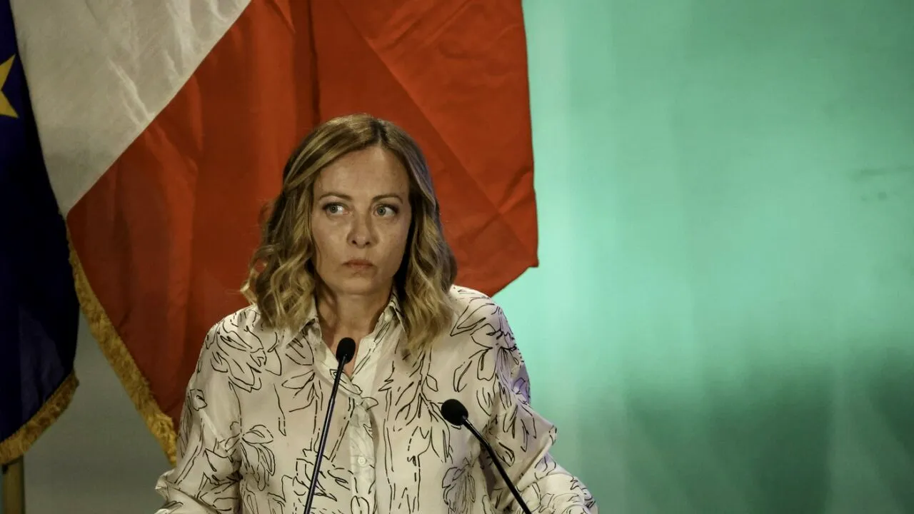 Jurnalistă din Italia, condamnată și obligată să plătească DESPĂGUBIRI după ce a ironizat înălțimea Giorgiei Meloni: „Nici măcar nu te văd”