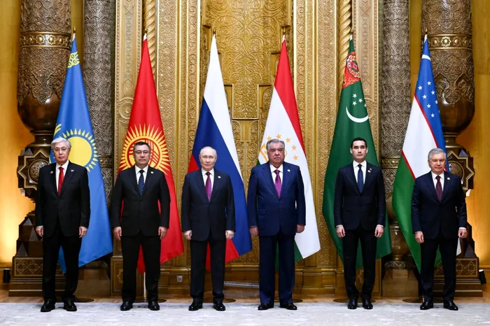 Intenționează Trump să-i „fure” aliații lui Putin pentru a-l presa și mai tare să înceteze războiul din Ucraina? În imagine apar următorii - Președintele Kassym-Jomart Tokayev (Kazahstan), Președintele Sadyr Japarov (Kîrgîzstan), Vladimir Putin (Rusia), președintele Emomali Rahmon (Tajikistan), președintele Serdar Berdimuhamedow (Turkmenistan) și președintele Shavat Mirziyoyev (președintele Uzbekistanului) - Al doilea Summit Rusia-Asia Centrală de la Palatul Somon - 9 octombrie 2025 