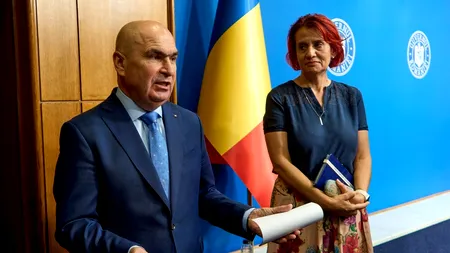 Nici Ioanei Ene Dogioiu nu-i vine să creadă că Bolojan mai e premier. A pufnit-o râsul în conferința de presă, în timp ce Bolojan tăcea îmbufnat: „Iată că au trecut 100 de zile, cine ar fi zis!”
