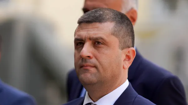 Miruță explică de ce a fost însoțit de militari la audierea din Parlament. „Răspunsul e simplu: de obicei”