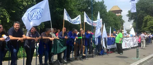 Angajații din industria Apărării, protest în fața Guvernului. „Nu am luat salariile de cinci luni. Poate cineva să trăiască fără bani? VIDEO