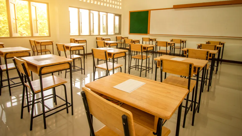 Uniforme obligatorii, teste antidrog și monitorizare audio-video vor românii în școli. Sondajul care arată cum este percepută Educația