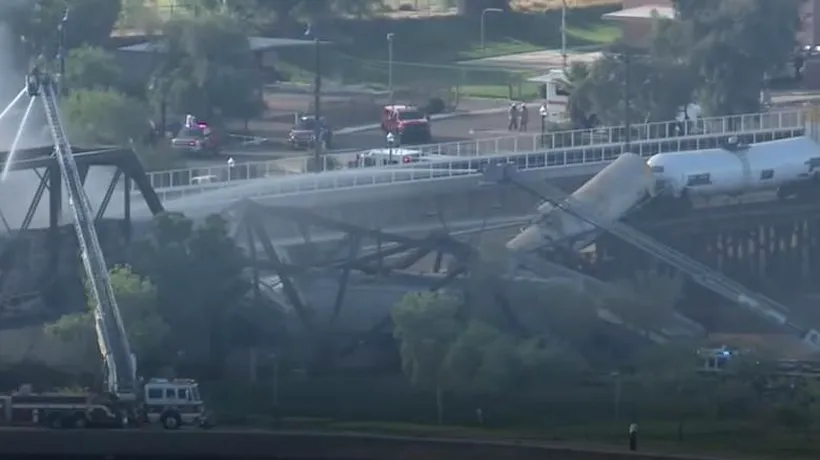 Un pod din SUA s-a prăbuşit parţial, după un accident feroviar. Mai multe vagoane cisternă au deraiat și au luat foc (VIDEO)