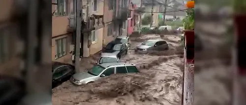 VIDEO | Străzi inundate și mașini luate de apă, în Reșița. Hidrologii au emis cod portocaliu pentru județele Caraș-Severin și Timiș