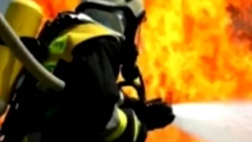 Incendiu puternic, cu degajare de fum toxic, la o fabrică din Oradea