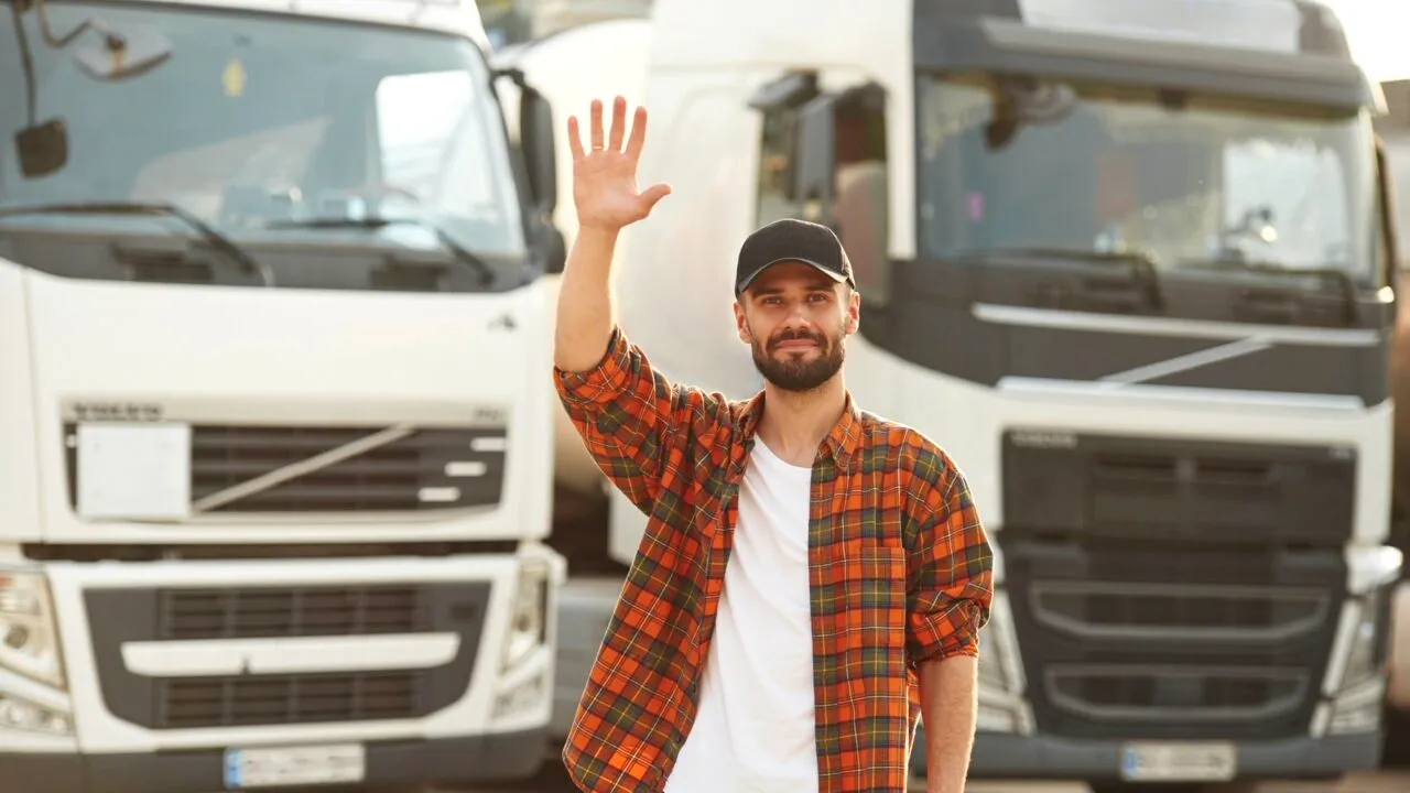 „Țara românilor” din Europa care oferă 2.500 de euro tinerilor sub 35 de ani care vor să devină șoferi de TIR. Cât câștigi lunar din această meserie