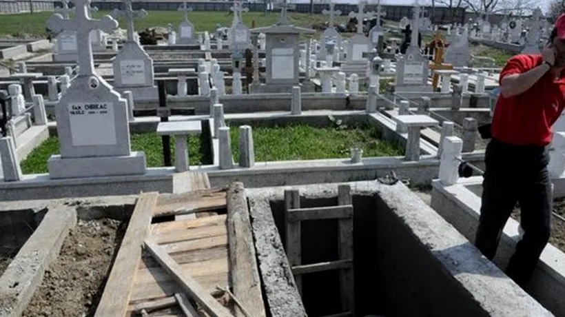 Cum au decis autoritățile să împartă locurile de veci dintr-un cimitir din Bacău