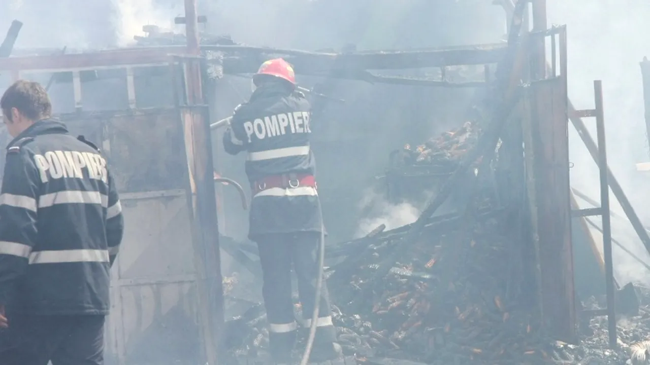 Un bărbat cu handicap din Ploiești a murit și zeci de locatari au fost evacuați, în urma unui incendiu