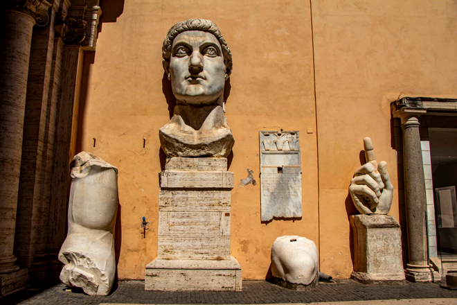 Constantin cel Mare. Bucăți din statuia sa. Sursa Foto- Shutterstock 