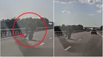 Cursă nebună pe A2. A gonit pe autostradă așezat lateral pe motocicletă. Avea peste 100 de kilometri la oră