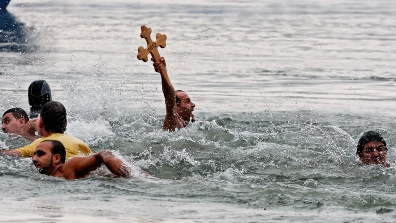 TRADIȚII ȘI SUPERSTIȚII DE BOBOTEAZĂ: fetele pun busuioc sub pernă, iar bărbații se întrec să scoată crucea din apă