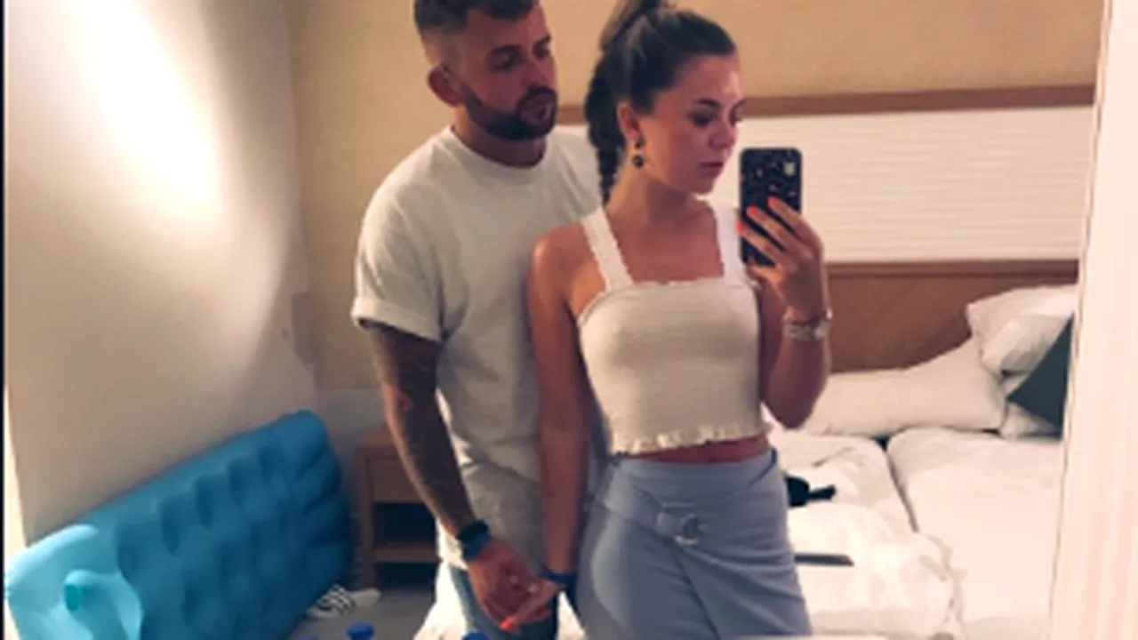 Un cuplu a trimis o fotografie din vacanță părinților ei. Tatăl a observat un detaliu stânjenitor: Nu voi mai face niciodată selfie-uri în grabă 