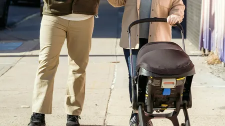 Mesajul VIRAL lăsat de o mămică pe capota unei mașini parcată pe trotuar. Cum l-a „sancționat” pe șoferul indisciplinat