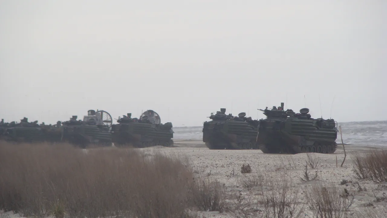 GALERIE FOTO. Exercițiu miliar româno-american. Elicoptere Puma și avioane Spartan, la plaja de la Capul Midia