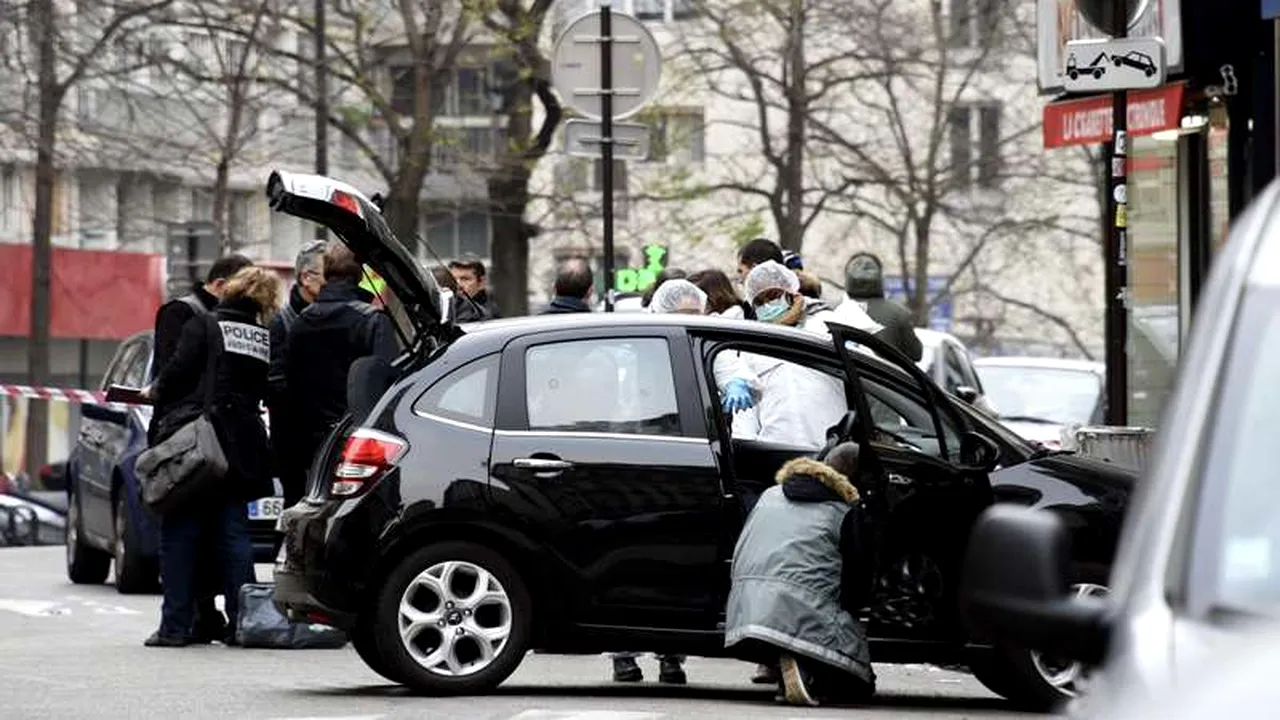 Ce au găsit anchetatorii în mașina abandonată ieri de atacatorii din Paris