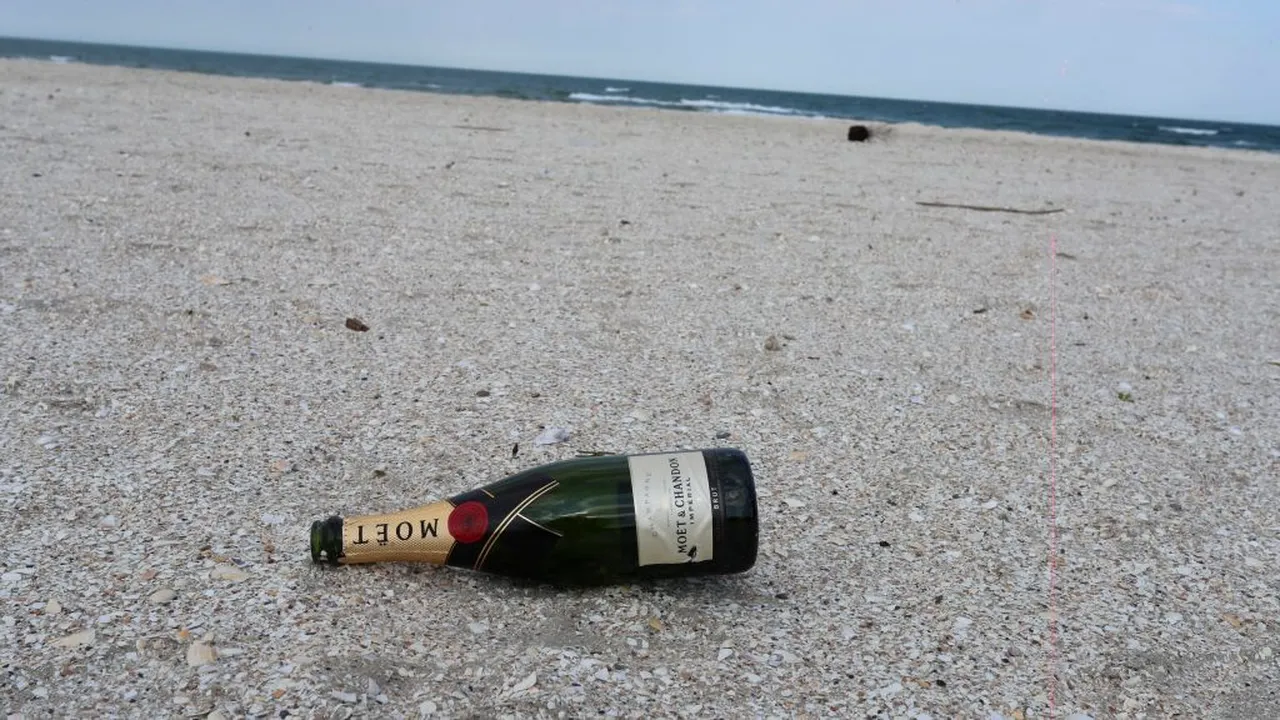 GALERIE FOTO. Imagini dezolante din Mamaia: Cele mai importante atracții sunt pustii, în timp ce turismul românesc așteaptă să fie resuscitat!