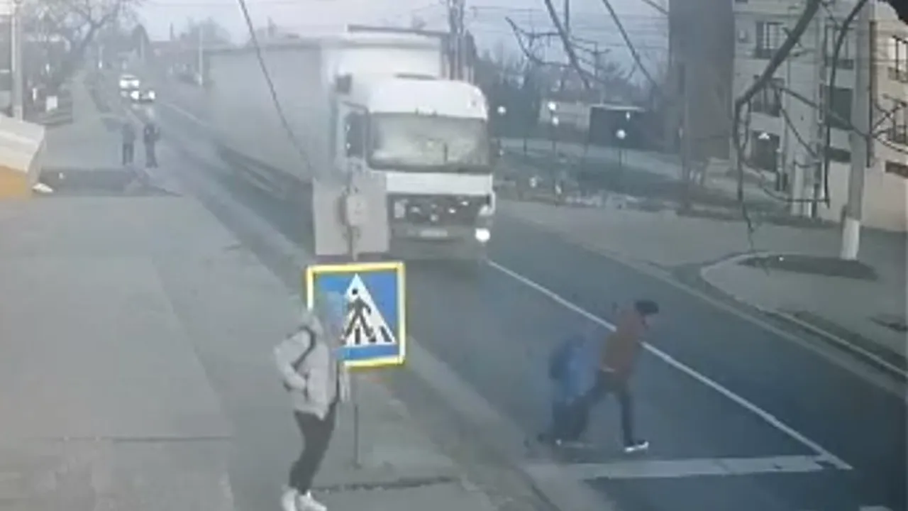 O mamă și fiul ei au fost spulberați de TIR pe trecerea de pietoni - VIDEO cu puternic impact emoțional