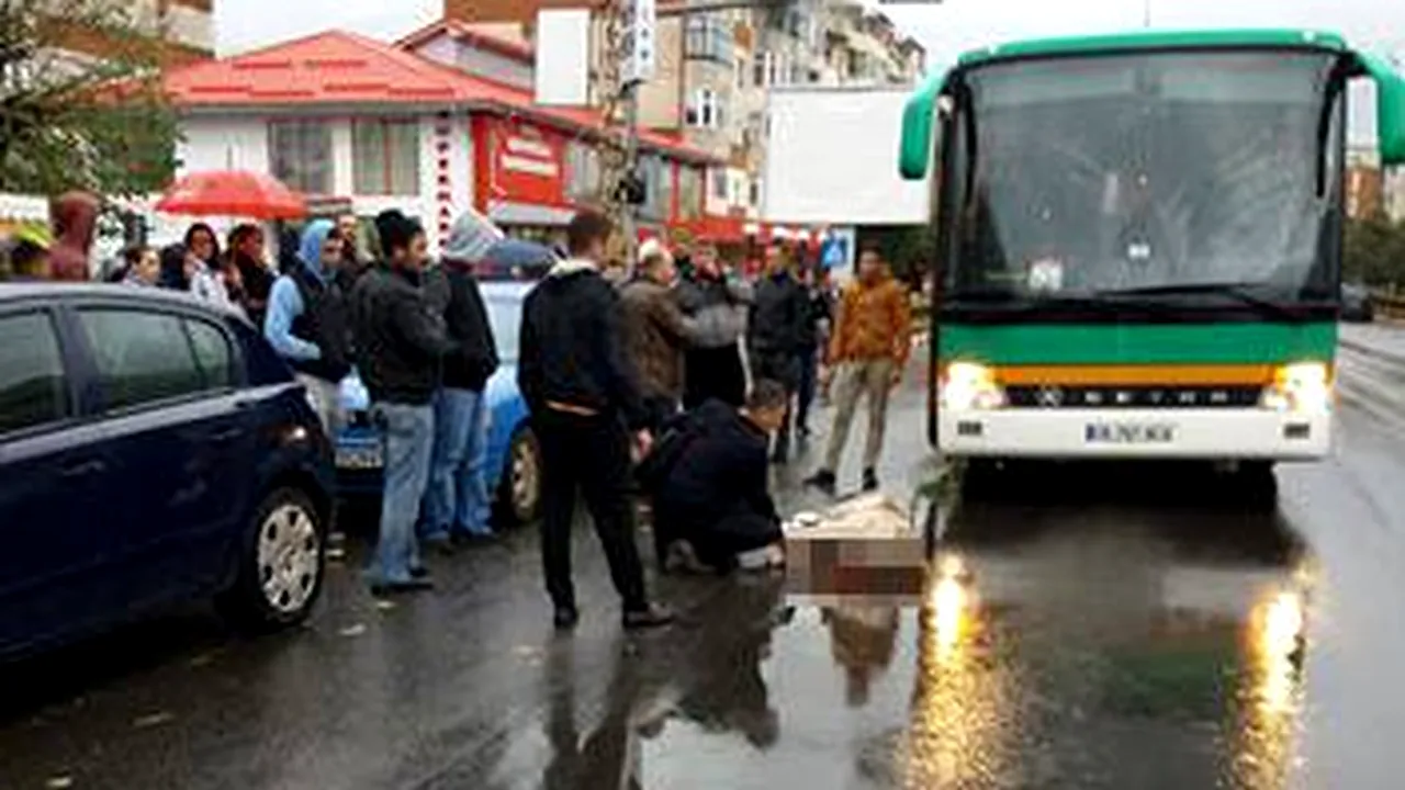 Femeie rănită grav într-un accident, dusă la spital cu o dubă, toate ambulanțele fiind ocupate. Primarul a rugat un localnic să ajute