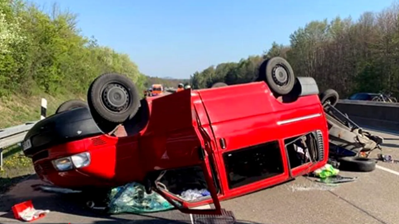 Doi români sunt în stare gravă după ce un microbuz s-a răsturnat pe o autostradă din Germania - FOTO