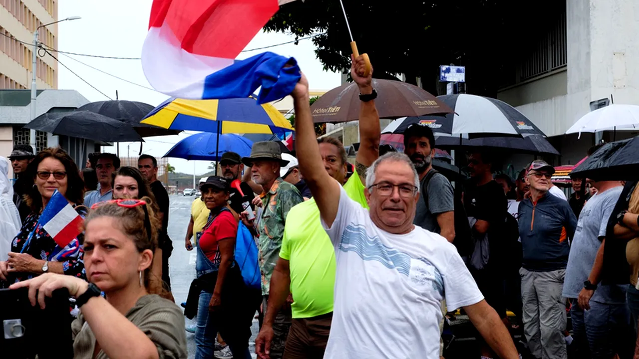 Franța a declarat STARE DE URGENȚĂ pe această insulă! Președintele Macron a semnat ordinul