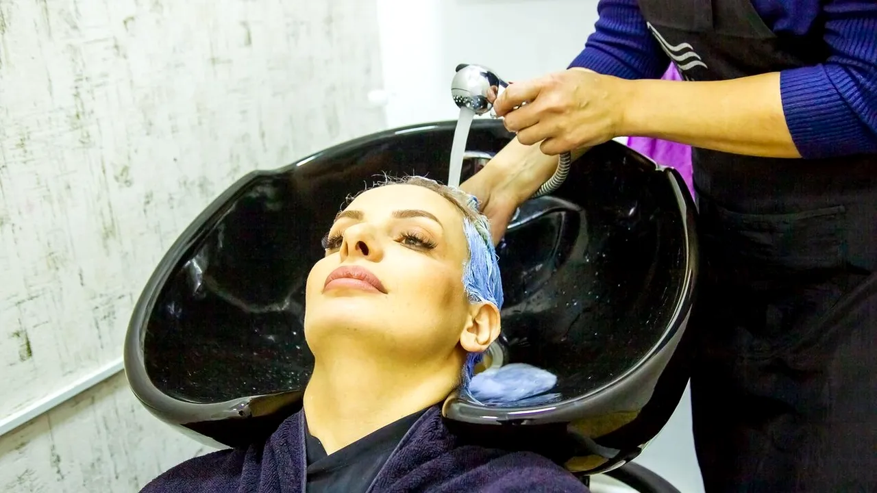 Este ÎNFIORĂTOR ce a pățit o tânără la un salon de cosmetică. A plecat cu lacrimi în ochi după ce s-a uitat în oglindă