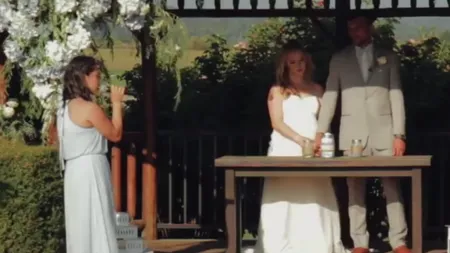 O nuntă în aer liber, oprită după un incident NEOBIȘNUIT. Ce s-a întâmplat după ce domnișoara de onoare le-a dedicat un cântec MIRILOR