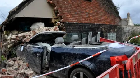 Supraviețuire miraculoasă, după ce un bolid a intrat cu totul în camera în care dormea